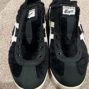 Black Sneakers with Breathable Mesh and Cushioned Sole